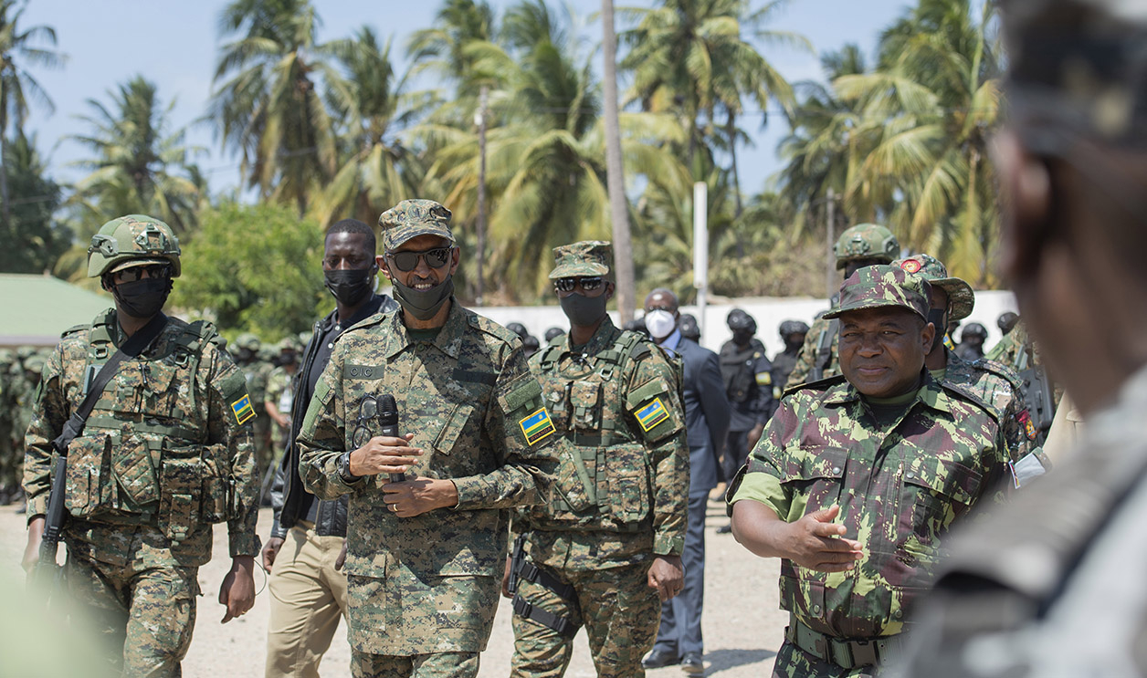 Paul Kagame (2e à g.), lors de sa visite d'État au Mozambique, avec le président Filipe Nyusi (à dr.), en 2021. © FLICKR PAUL KAGAME.