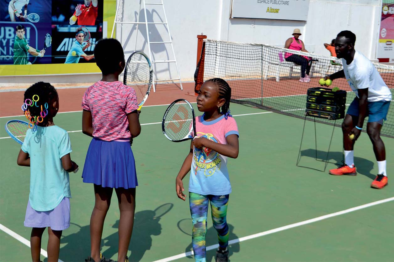 Cours de tennis à l'académie Swallows à Lomé, Togo © Yves Galley.
