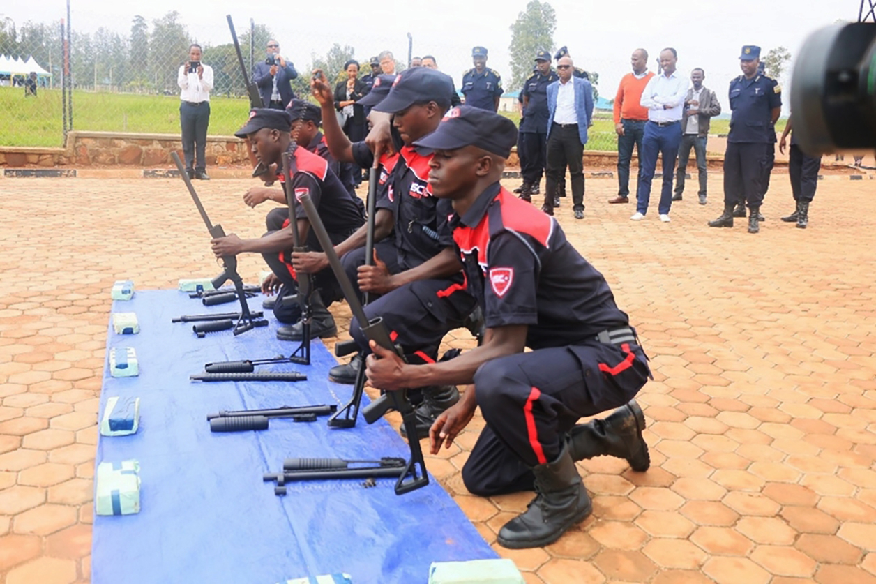 Des gardes de la société de sécurité privée Isco, à Gishari, au Rwanda. © RWANDA NATIONAL POLICE.