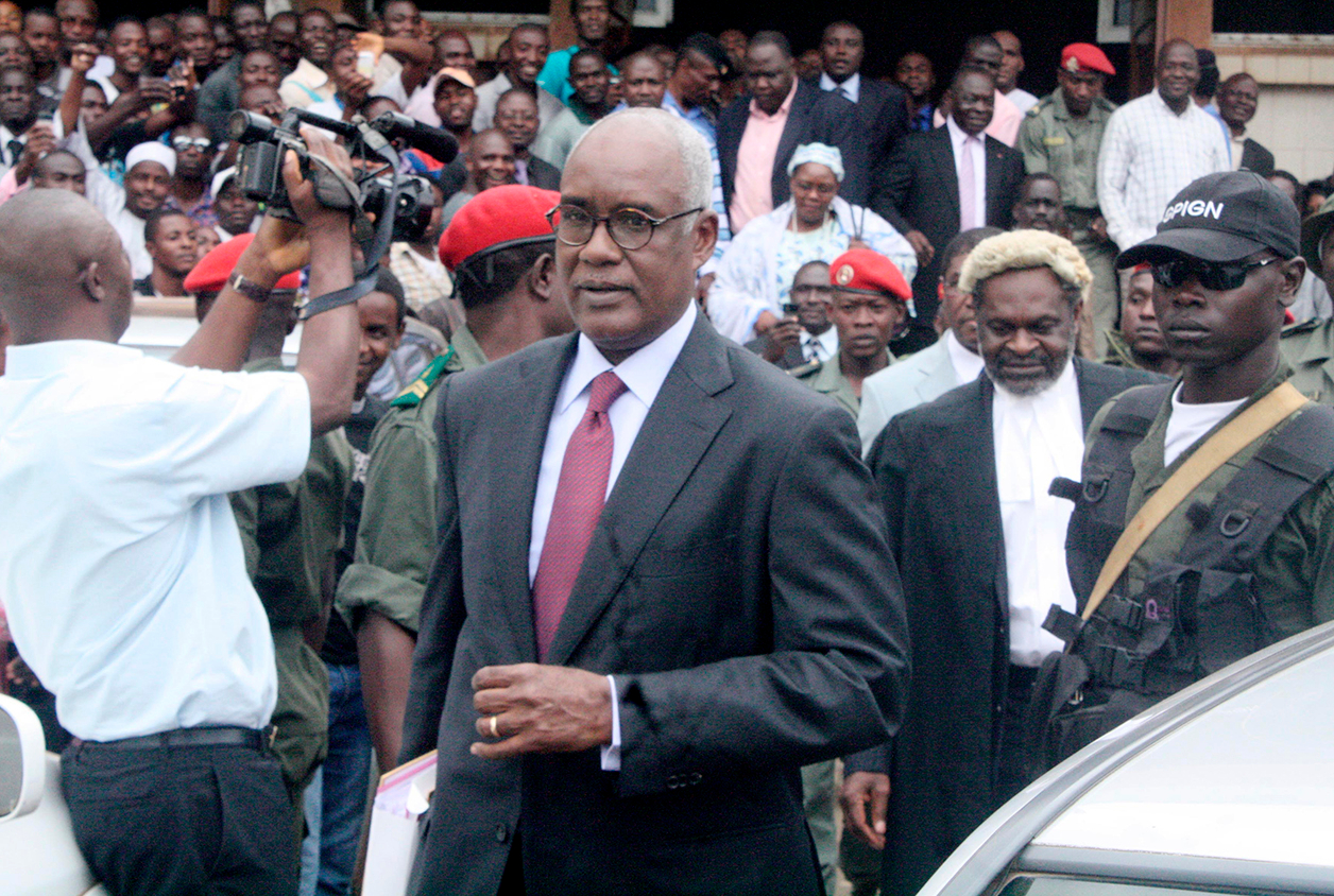 L'ancien ministre camerounais Marafa Hamidou Yaya, à la sortie du tribunal de Yaoundé, le 16 juillet 2012. &copy; DR