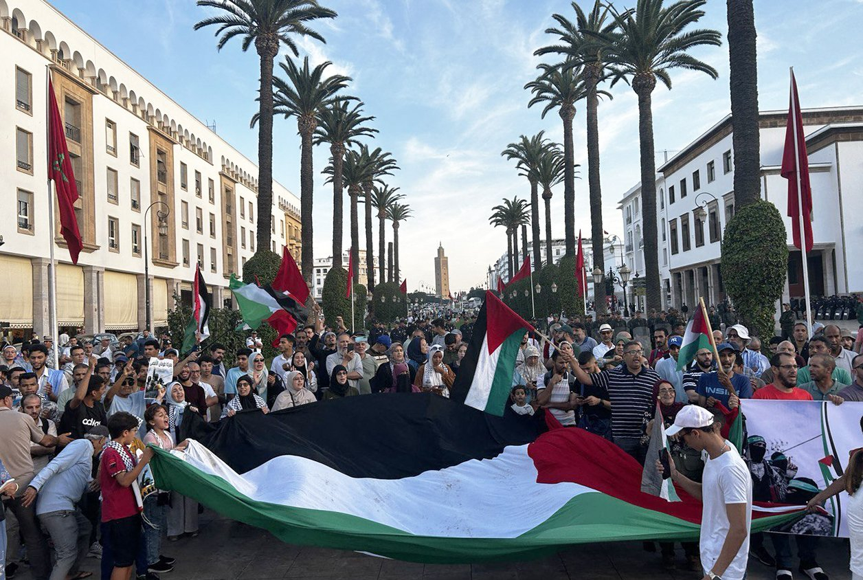 Des manifestants marocains déployant un drapeau palestinien géant, à Rabat, le 7 octobre 2023. &copy; @ Enes Yildirim/Anadolu Agency/AFP