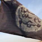 Le drapeau de Boko Haram à Gambaru,  au Nigeria, après que les troupes tchadiennes ont chassé le groupe terroriste, en février 2015. © Stéphane Yas/AFP