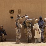 Des agents des forces spéciales maliennes, accompagnés de soldats français, en mission, en 2013. © Joel Saget/AFP