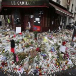 Des fleurs et des bougies devant le bar Le Carillon, © Frank Augstein/AP/SIPA