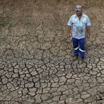 Un fermier sud-africain sur ses terres desséchées, le 12 novembre 2015, à Groot Marico © Themba Hadebe/AP/SIPA