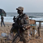 Un soldat ivoirien sur la plage de Grand Bassam après l’attaque. © AFP