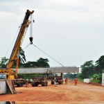 Photo d’une route et d’un pont en construction à Ndende dans la Ngounié au Sud du Gabon, en décembre 2011. © Tiphaine Saint-Criq pour Jeune Afrique