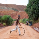 Un enfant joue près de la mine de cuivre de la Ruashi, au Katanga. 40 000 enfants travaillaient dans les mines de la région, en 2014. © Gwenn Dubourthoumieu pour Jeune Afrique