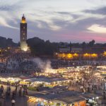 La place Jemaa-el-Fna et la mosquée de la Koutoubia, au coeur de la médina, près de laquelle se tiendra la conférence. © Studd/RHPL/Andia