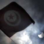 Le drapeau tunisien, en mars 2015 à Tunis pendant une éclipse. © Christophe Ena/AP/SIPA