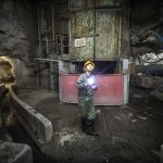 Un employé chinois contrôle une station de pompage sous-terraine dans la mine de cuivre de Chambishi (Zambie), exploitée par le groupe CNMC. © Sven TORFINN/PANOS-REA