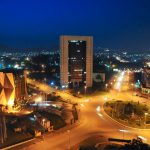 Place du 20 mai, de nuit dans la ville de Yaoundé, au Cameroun. © Photo de Renaud Van Der Meeren pour les Éditions du Jaguar