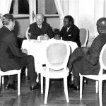 Albert-Bernard Bongo, président de la République du Gabon s’entretient avec Jacques Foccart, secrétaire général de l’Elysée aux Affaires africaines. Les autres personnages autour de la table non identifiés – France,8 juillet 1970. © Présidence /Gabon