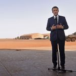 Emmanuel Macron lors de sa visite aux troupes de l’opération Barkhane, Gao, Mali, le 19 mai 2017. © Christophe Petit Tesson/AP/SIPA