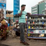 Un vendeur de téléphone à Cotonou. © Gwenn Dubourthoumieu pour Jeune Afrique