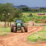 Un ouvrier agricole congolais travaille dans une ferme agro-industrielle appartenant au groupe minier Bazzano à proximité de Likasi, troisième ville de la province minière du Katanga, située à 120 km à l’ouest de la capitale provinciale Lubumbashi, en République démocratique du Congo, le 26 février 2015. © Gwenn Dubourthoumieu pour Jeune Afrique