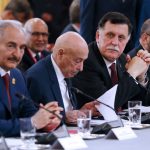 Khalifa Haftar, Aguila Saleh Issa et Fayez al-Sarraj, à l’Élysée le mardi 28 mai, lors de la signature d’un accord en vue des élections en Libye le 10 décembre. © Etienne Laurent/AP/SIPA