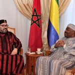 Le roi du Maroc, Mohammed VI, lors de sa visite au président gabonais Ali Bongo Ondimba, qui poursuit sa convalescence depuis le 29 novembre à l’hôpital militaire de Rabat. © Agence marocaine de presse (MAP)