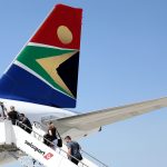 Des passagers montent dans un avion de la compagnie South African Airways © Siphiwe Sibeko/REUTERS