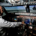 Vue du cockpit du simulateur de vol sur Boeing 737 800, au Maroc. © Gilles ROLLE/REA