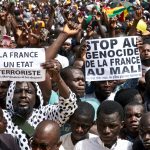 Manifestation antifrançaise organiséeà Bamako, le 5avril, par le Haut Conseil islamique du Mali de l’imam Dicko. Depuis, le même type de protestations s’est répété régulièrement. © MICHELE CATTANI/AFP