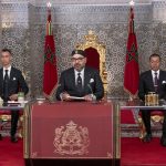 Le roi Mohammed VI (au centre) réitérant son appel à élaborer un nouveau modèle de développement, dans son discours prononcé le 29 juillet 2019 à Tétouan (image d’illustration). © AP/SIPA