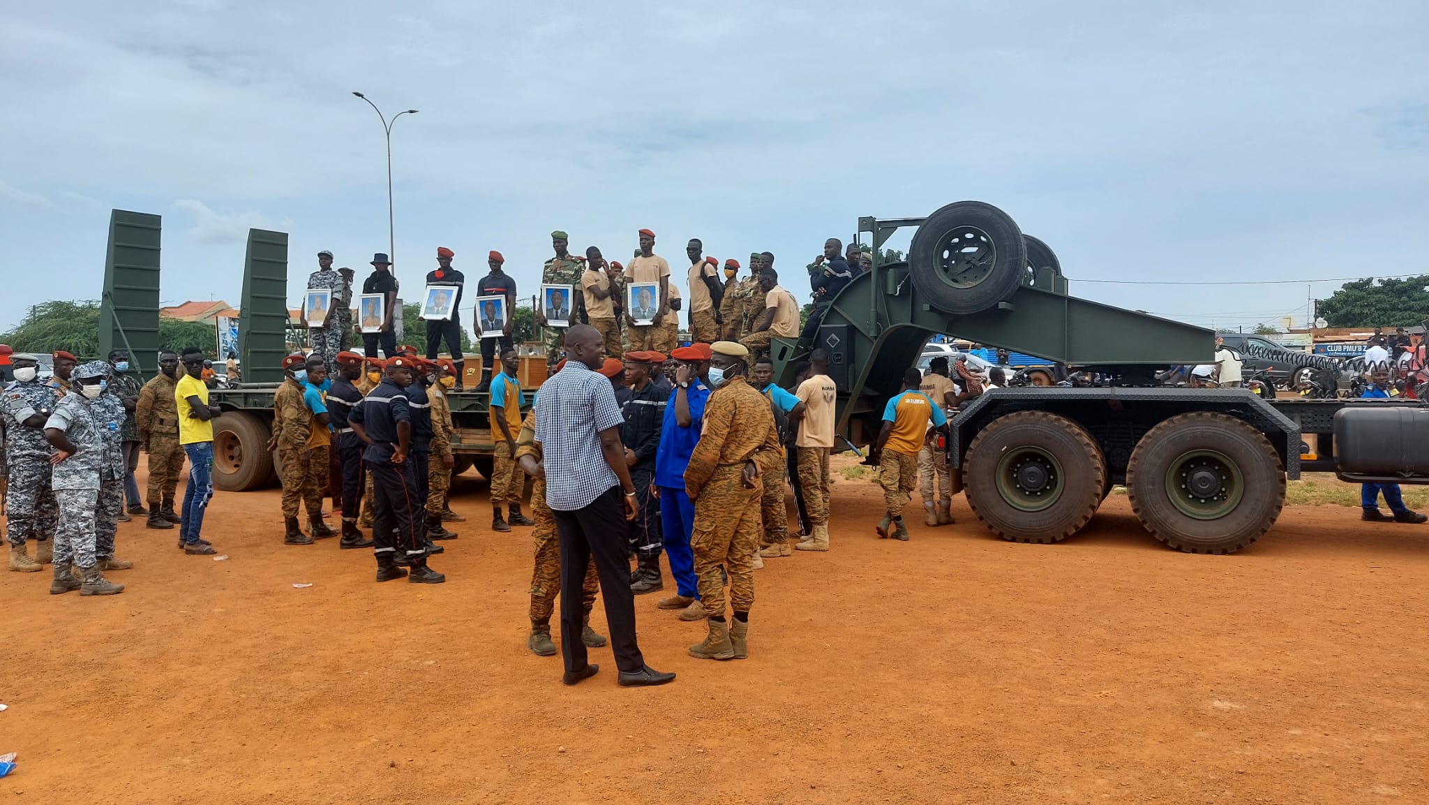 Lors des obsèques des 27 soldats du 14e régiment interarmes tués à Gaskindé le 26 septembre, à Ouagadougou le 8 octobre 2022. © Benjamin Roger pour JA