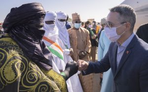 Le sultan d’Agadez, Ibrahim Oumarou, accueille le président de la Confédération et ministre suisse des Affaires étrangères, Ignazio Cassis, au Niger, le 9 février 2022. © PASCAL LAUENER/EPA-EFE/MAXPPP