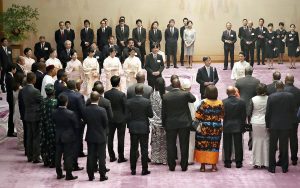 L’empereur japonais Naruhito, l’impératrice Masako et des membres de la famille royale lors d’une cérémonie du thé avec des chefs d’État africains ayant participé à la Ticad 7, le 30 août 2019, au palais impérial de Tokyo. © Pool for Yomiuri/AP/SIPA.