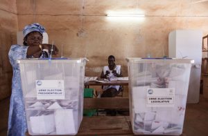 Dans un bureau de vote de Ouagadougou, lors de la présidentielle et des législatives de 2015. © Theo Renaut/AP/SIPA