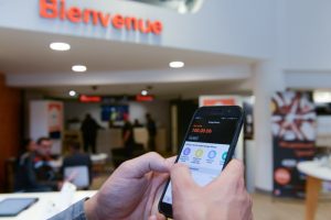 Un employé Orange manipule l’application Orange Money dans une boutique de Casablanca. © David Rodrigues pour Jeune Afrique
