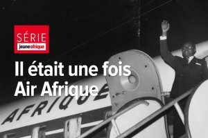 Le président burkinabè Maurice Yameogo embarque sur un vol Air Afrique, au début des années 1960. © DR