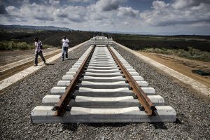 Les groupes chinois, comme ici au Kenya, participent à la construction de nombreuses voies ferrées, mais ne s’occupent guère de leur exploitation. © Luis Tato/Bloomberg via Getty