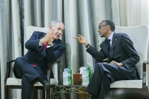 Le président rwandais Paul Kagame, à droite, s’entretient avec le chef du gouvernement israélien, Benyamin Netanyahu, à Kigali, le 6 juillet 2016 © CYRIL NDEGEYA/AFP