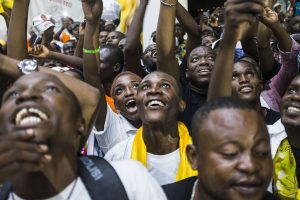 Scène de liesse à Brazzaville chez des supporters de Denis Sassou Nguesso après sa réelection à la présidence du Congo, le 24 mars 2016. © EDUARDO SOTERAS/AFP.