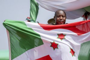 Le président burundais Evariste Ndayishimiye tient le drapeau national lors de sa cérémonie d’investiture à Gitega, le 18 juin 2020. © CHINE NOUVELLE/SIPA.