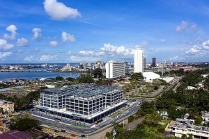Vue du centre d’Abidjan. Au premier plan, le nouvel Ivoire Trade Center, à Cocody. © Nabil Zorkot.