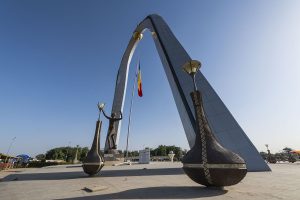 Monument célébrant l’indépendance du Tchad, éclairé par le soleil sur la place de la Nation à N’Djamena. © Runkel/robertharding/Andia.