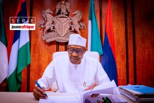 Muhammadu Buhari signe le projet de loi sur l’industrie pétrolière à Abuja, le 16 août 2021. © Nigeria Presidency/Handout via REUTERS