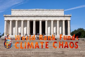 Des activistes écologistes devant le Lincoln Memorial, à Washington, le 6 octobre 2022. © Allison Bailey / NurPhoto / NurPhoto via AFP