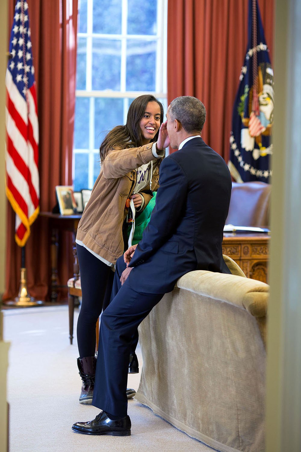 20170111obama10 © Feb. 23, 2015
« The President’s daughter Malia stopped by the Oval Office one afternoon to see her dad and, while they were talking, she wiped something from his face. » (Official White House Photo by Pete Souza)
This official White House photograph is being made available only for publication by news organizations and/or for personal use printing by the subject(s) of the photograph. The photograph may not be manipulated in any way and may not be used in commercial or political materials, advertisements, emails, products, promotions that in any way suggests approval or endorsement of the President, the First Family, or the White House.