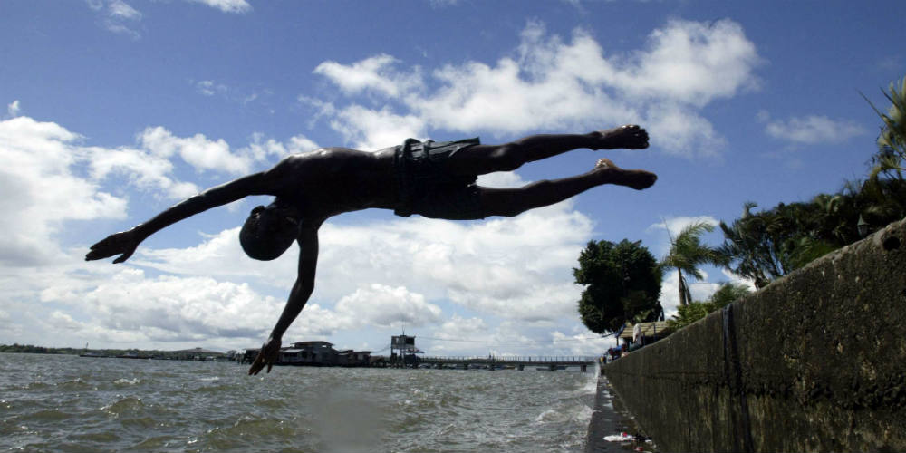 Un enfant plonge dans le Pacifique, à Buenaventura, le 7 novembre 2006. &copy; INALDO PEREZ/AP/SIPA