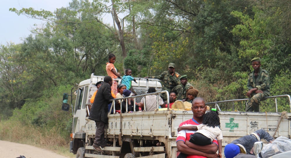 Des soldats de l'armée à bord d'un camion Fuso destiné à l'escorte, le 14 février 2017. &copy; Trésor Kibangula/J.A.