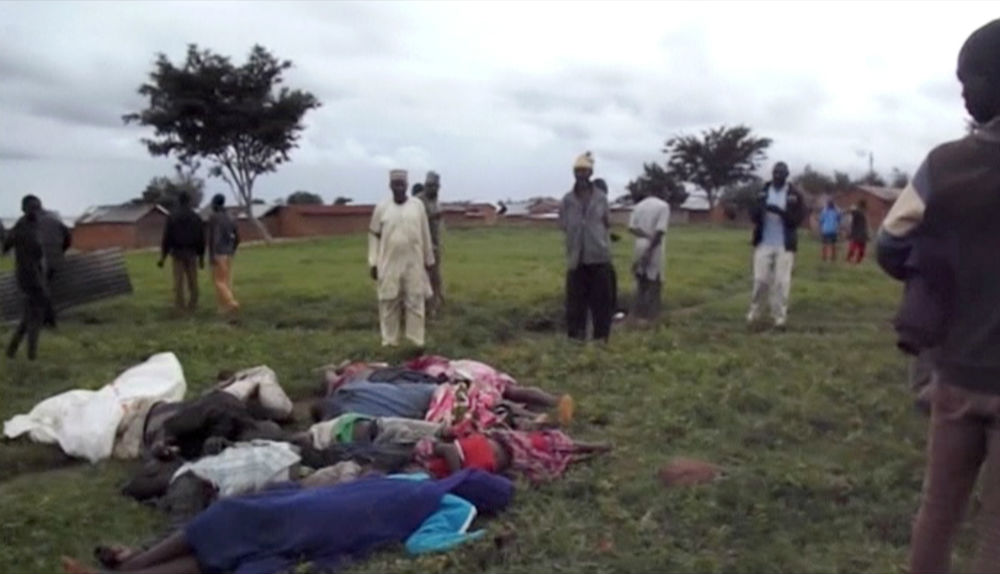 des habitants de la province du Plateau, au Nigeria, enterrent leurs morts dans une fosse commune après un massacre attribué à des éleveurs, le 25 juin 2018. &copy; REUTERS/via Reuters TV
