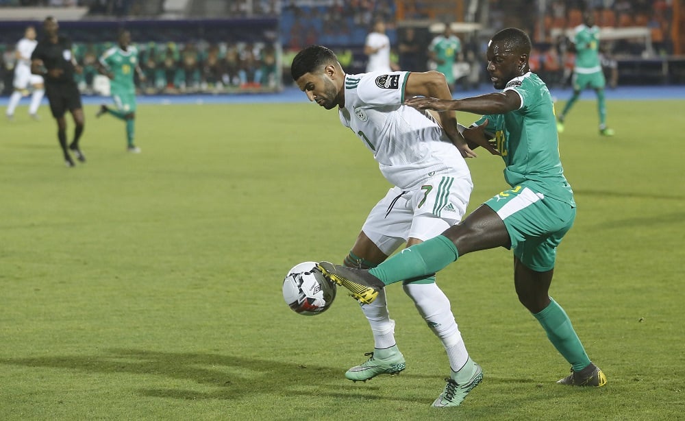 L'Algérien Riyad Mahrez dispute le ballon au Sénégalais Youssouf Sabaly en finale de la CAN 2019, le 19 juillet 2019 au Caire. &copy; AP Photo/Amr Nabil