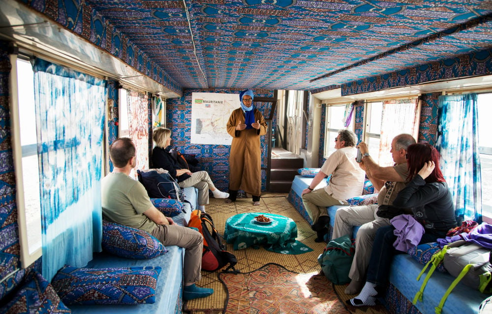 Un groupe de touristes français à bord du Train du désert entre Zouérate et Nouadhibou. &copy; Photo : Nora Schweitzer