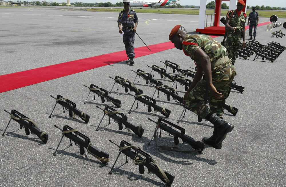 Des soldats gabonais sur le tarmac de l'aéroport de Libreville, en 2010 (archives). &copy; REMY DE LA MAUVINIERE/AP/SIPA