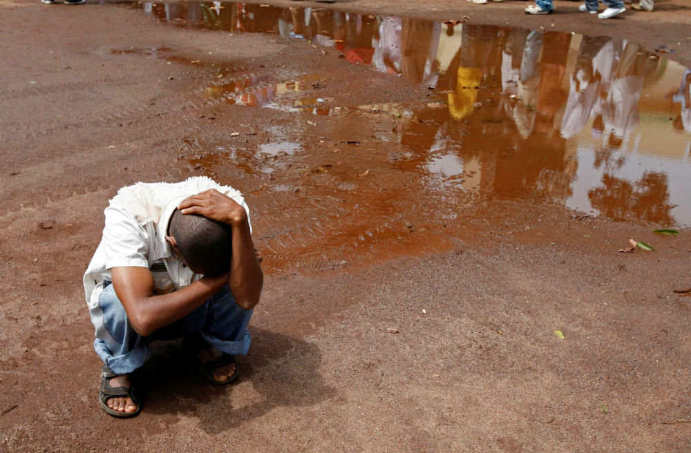 Un proche d'une des victimes du massacre du stade du 28 septembre, lors de la présentation des corps, le 2 octobre 2009 à Conakry. &copy; SCHALK VAN ZUYDAM/AP/SIPA