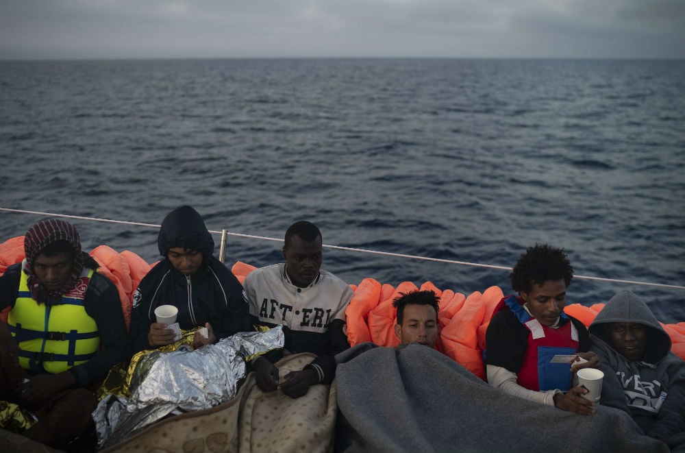 Des migrants après leur sauvetage en Méditerranée par Proactiva Open Arms, en mai 2018 au large de la Libye. &copy; Felipe Dana/AP/SIPA