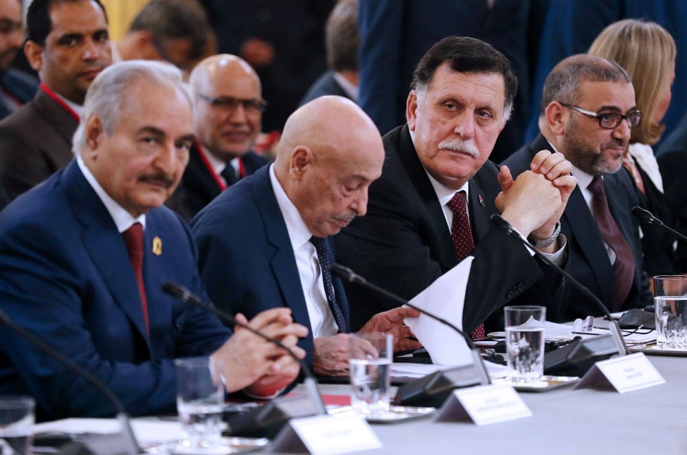 Khalifa Haftar, Aguila Saleh Issa et Fayez al-Sarraj, à l'Élysée le mardi 28 mai, lors de la signature d'un accord en vue des élections en Libye le 10 décembre. &copy; Etienne Laurent/AP/SIPA
